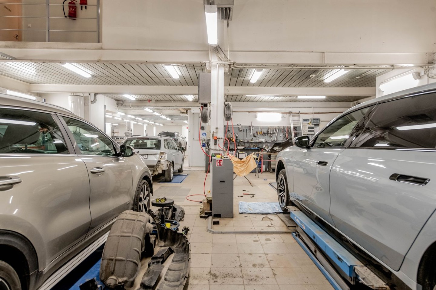Oficina de reparação auto . espaço de trabalho e diagnóstico